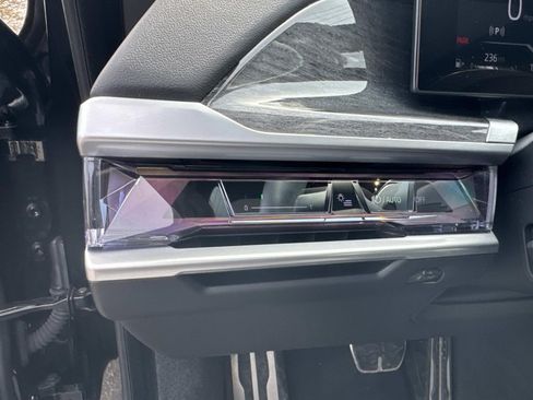 Certified 2023 BMW 760i xDrive w/ Luxury Rear Seating Package image 32