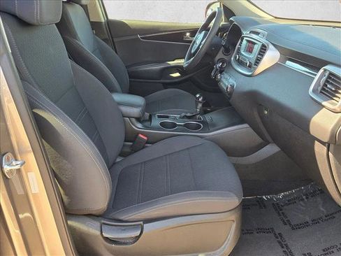 Used 2017 Kia Sorento L image 19