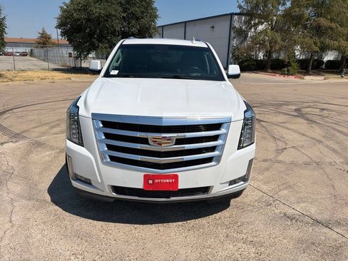 Used 2017 Cadillac Escalade Luxury RWD image 2