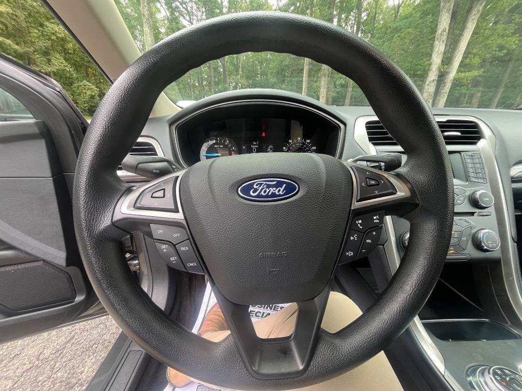 Used 2018 Ford Fusion SE FWD image 18