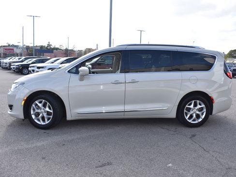 Used 2020 Chrysler Pacifica Touring-L Plus w/ Tire & Wheel Group image 6