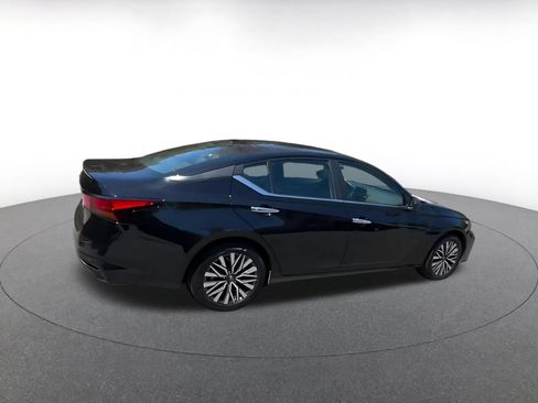 Used 2025 Nissan Altima 2.5 SV FWD image 10