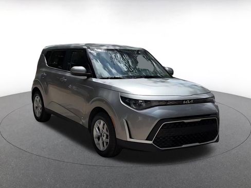 Used 2025 Kia Soul LX w/ LX Technology Package FWD image 3