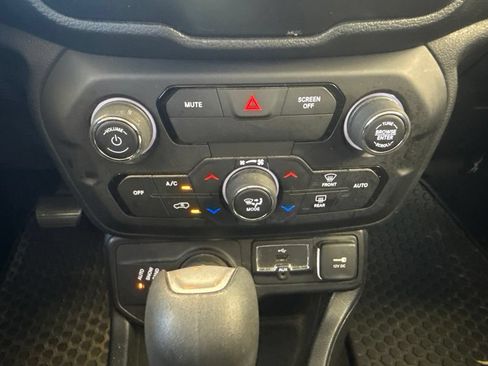 Used 2019 Jeep Renegade Altitude w/ Quick Order Package 2XM AWD/4WD image 23