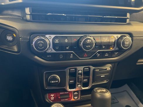 Used 2025 Jeep Wrangler Unlimited Rubicon AWD/4WD image 29