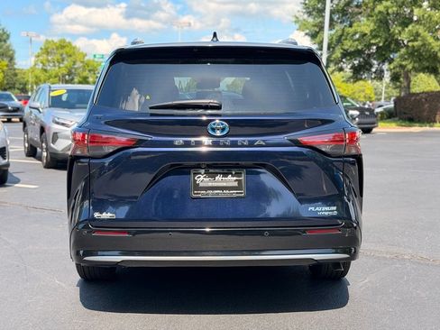 Used 2024 Toyota Sienna Platinum FWD image 11
