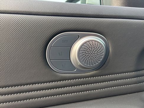 Used 2025 Hyundai Elantra Limited image 24