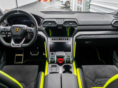 Used 2021 Lamborghini Urus AWD/4WD image 34