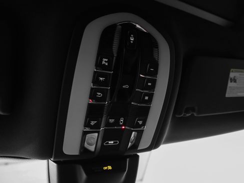 Certified 2024 Porsche Macan AWD/4WD image 38
