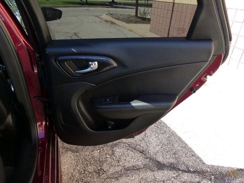 Used 2016 Chrysler 200 S FWD image 40