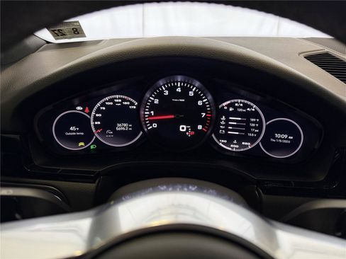 Certified 2022 Porsche Cayenne Platinum Edition image 21