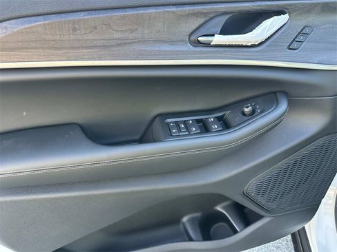 New 2025 Jeep Grand Cherokee L Limited image 13