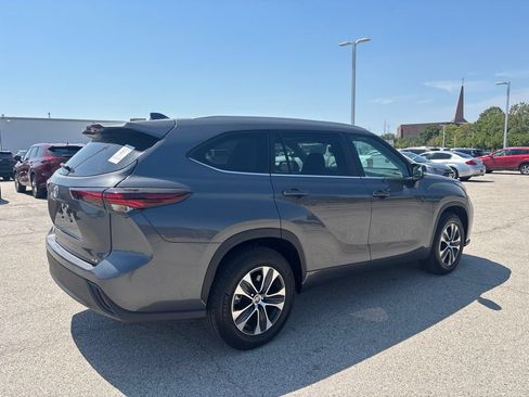 Used 2025 Toyota Highlander XLE FWD image 4