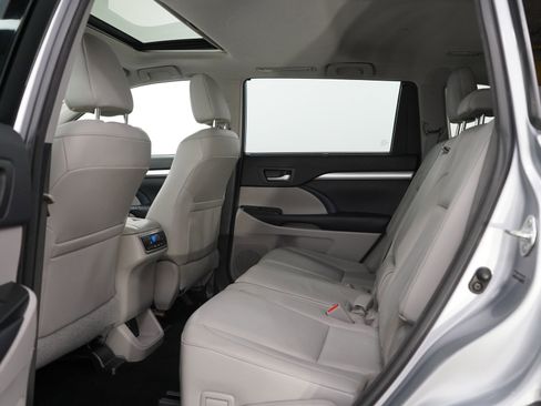Used 2014 Toyota Highlander XLE AWD/4WD image 18