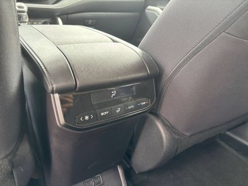 Used 2025 Toyota Highlander LE FWD image 24