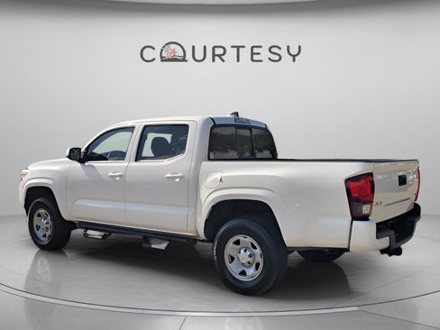 Used 2022 Toyota Tacoma SR image 3
