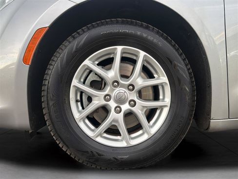 Used 2020 Chrysler Pacifica Touring-L FWD image 29