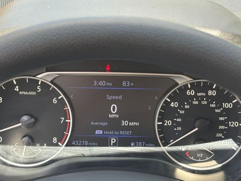 Used 2025 Nissan Altima 2.5 SV FWD image 35