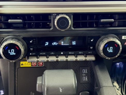 Used 2024 Toyota Tacoma TRD Off-Road w/ TRD Off Road Premium Package AWD/4WD image 18