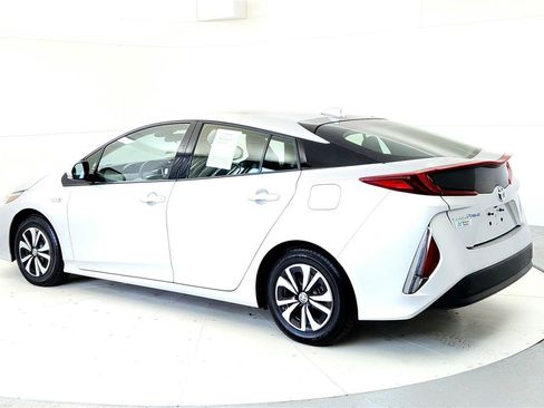 Used 2018 Toyota Prius Prime Premium image 4