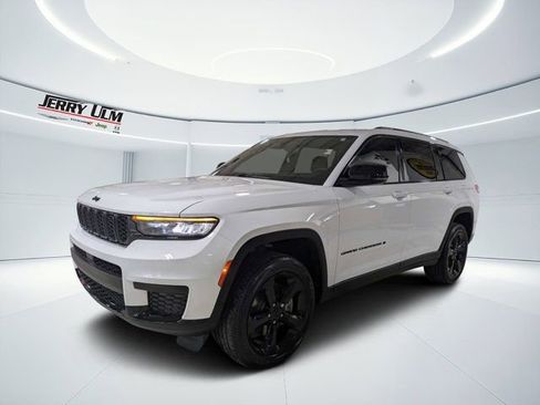 Used 2023 Jeep Grand Cherokee L Laredo RWD image 7
