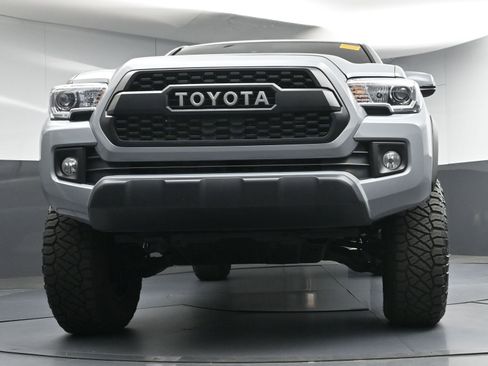 Used 2019 Toyota Tacoma TRD Off-Road AWD/4WD image 25