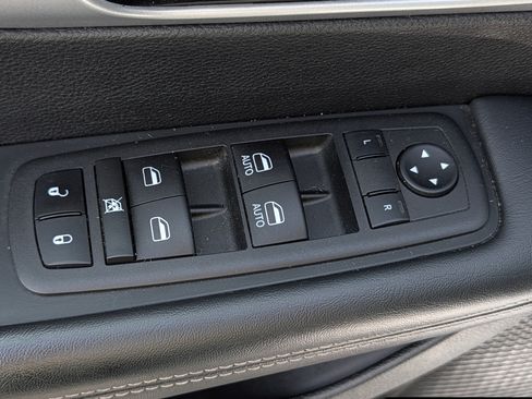 Used 2024 Chrysler Pacifica Limited FWD image 19