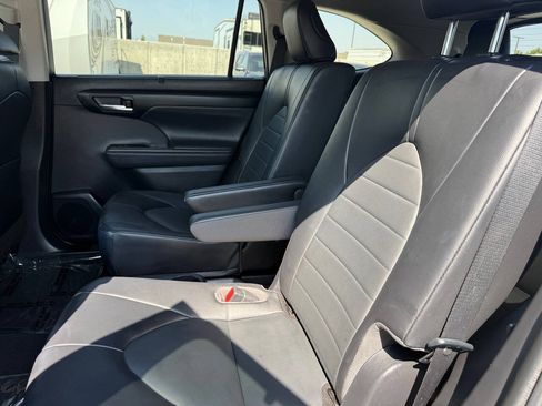 Used 2022 Toyota Highlander XLE AWD/4WD image 19