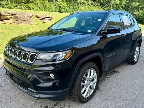 Used 2023 Jeep Compass Latitude w/ Sun and Sound Group AWD/4WD image 2