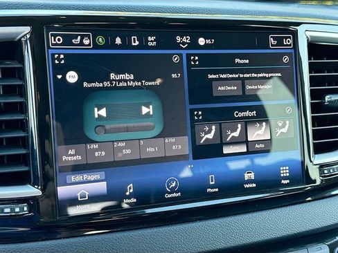 Used 2024 Chrysler Pacifica Touring-L image 14