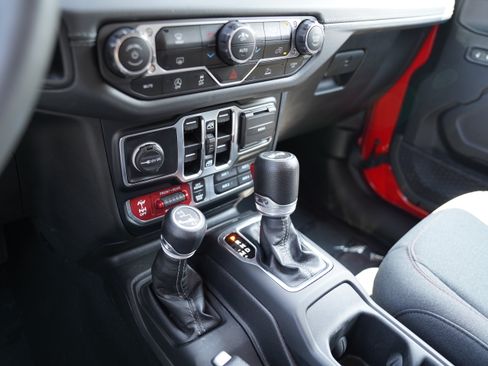 Used 2024 Jeep Wrangler Unlimited Rubicon AWD/4WD image 25