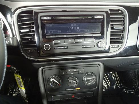 Used 2014 Volkswagen Beetle 2.5 image 24