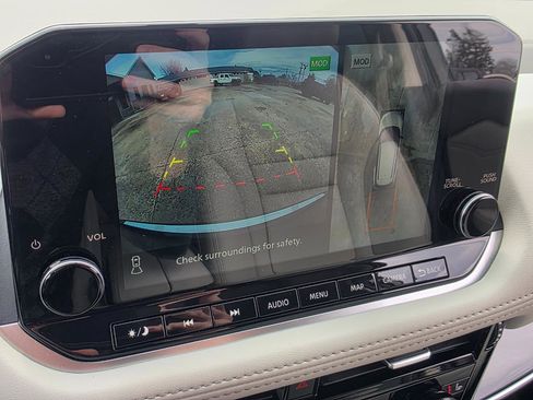 Used 2023 Nissan Rogue SL w/ SL Premium Package image 5