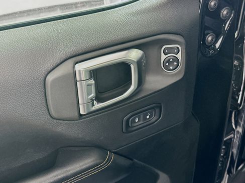 Used 2025 Jeep Wrangler Sahara image 15