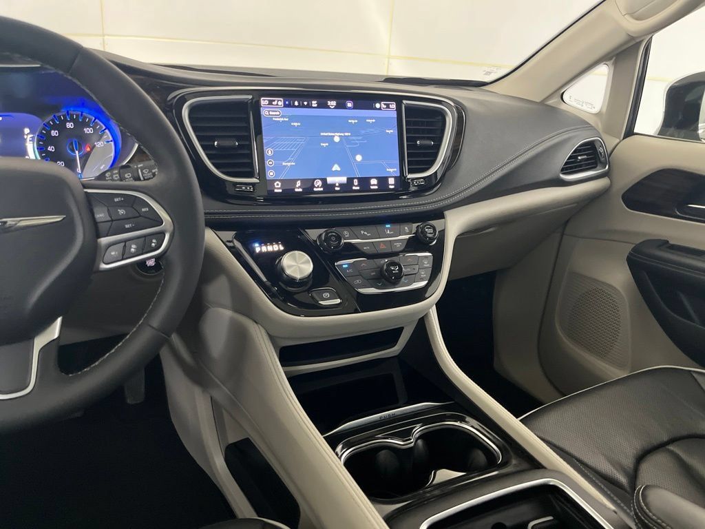 Used 2023 Chrysler Pacifica Limited FWD image 33
