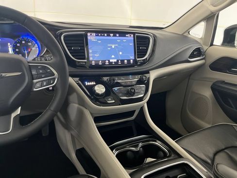 Used 2023 Chrysler Pacifica Limited FWD image 33