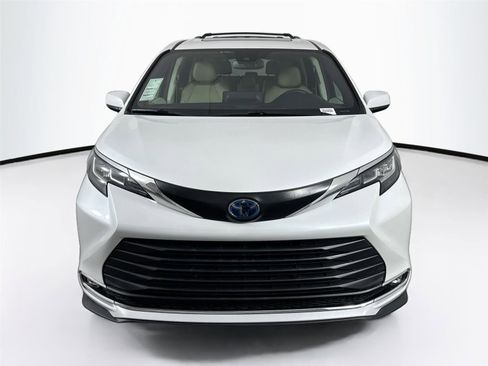 Certified 2023 Toyota Sienna XLE image 8