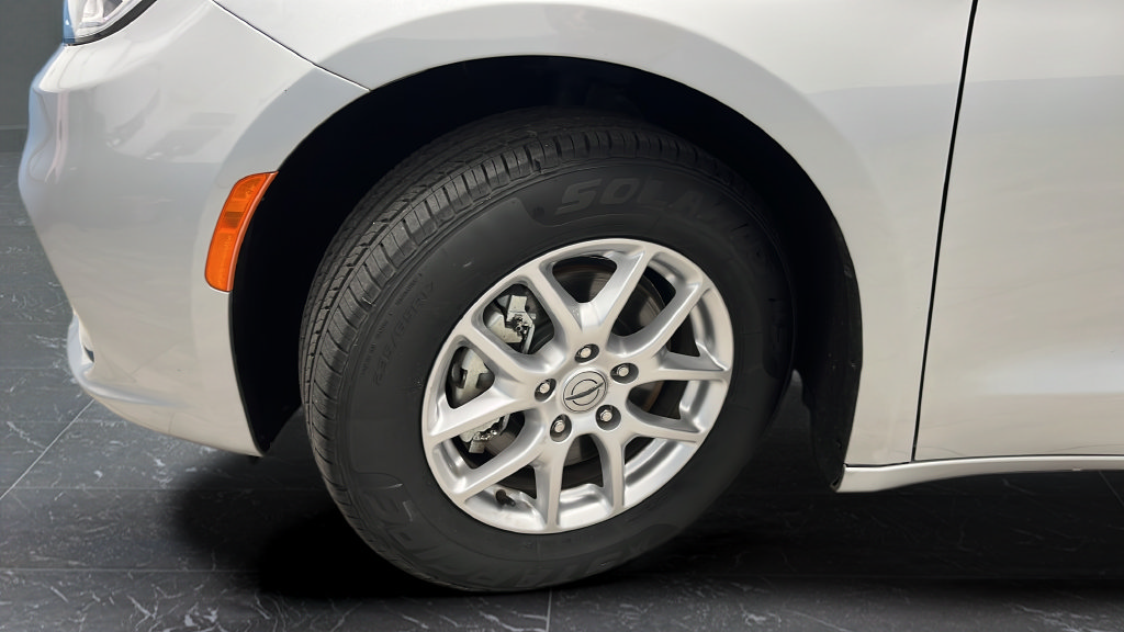 Used 2024 Chrysler Pacifica Touring-L FWD image 35