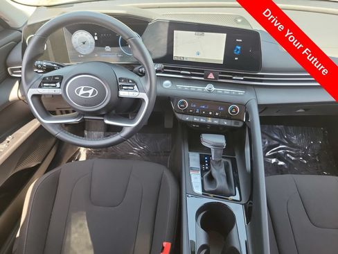 Used 2025 Hyundai Elantra SEL FWD image 4