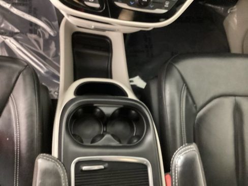 Used 2022 Chrysler Pacifica Touring-L FWD image 18
