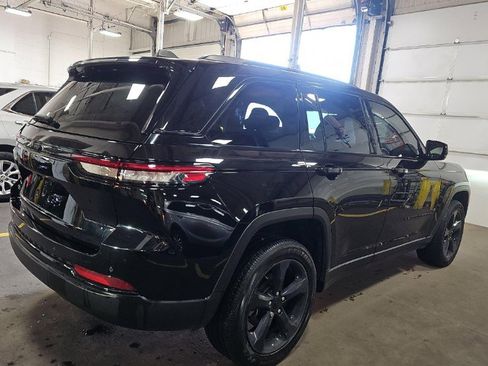 Used 2023 Jeep Grand Cherokee Altitude AWD/4WD image 4
