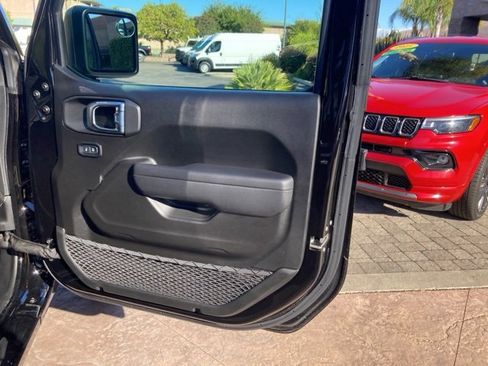 Used 2024 Jeep Wrangler Unlimited image 18