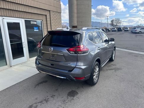 Used 2020 Nissan Rogue SV image 3