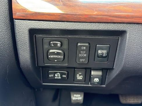 Used 2017 Toyota Tundra Limited w/ Limited Premium Package AWD/4WD image 33