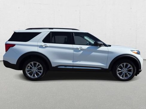Used 2024 Ford Explorer XLT w/ Equipment Group 202A AWD/4WD image 4