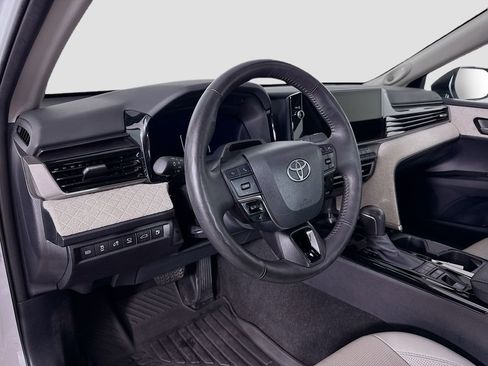 Used 2025 Toyota Camry XLE image 9
