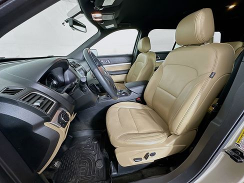 Used 2017 Ford Explorer XLT w/ Equipment Group 202A image 13