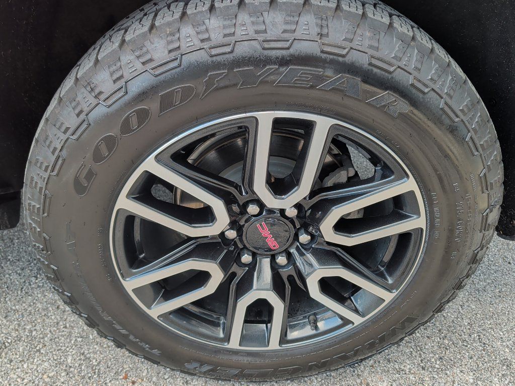 Used 2023 GMC Yukon AT4 w/ AT4 Premium Package AWD/4WD image 9