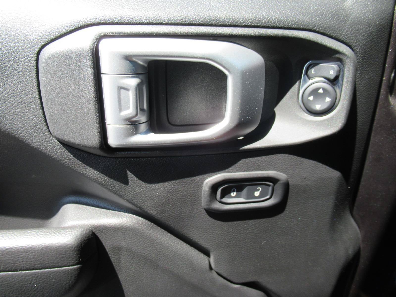 Used 2022 Jeep Wrangler Rubicon AWD/4WD image 18
