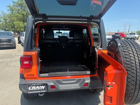 Used 2018 Jeep Wrangler Unlimited Sahara AWD/4WD image 7
